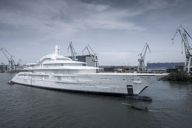 Amels 120 Full Custom arrives in Vlissingen