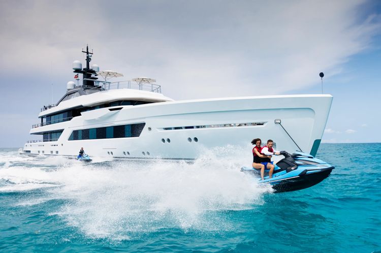 Amels 60 ENTOURAGE