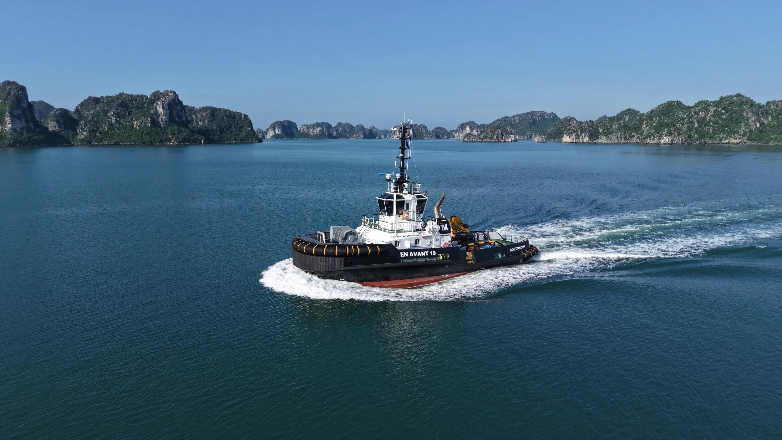 Damen delivers ASD Tug 2811 En Avant 19 to Muller Dordrecht top