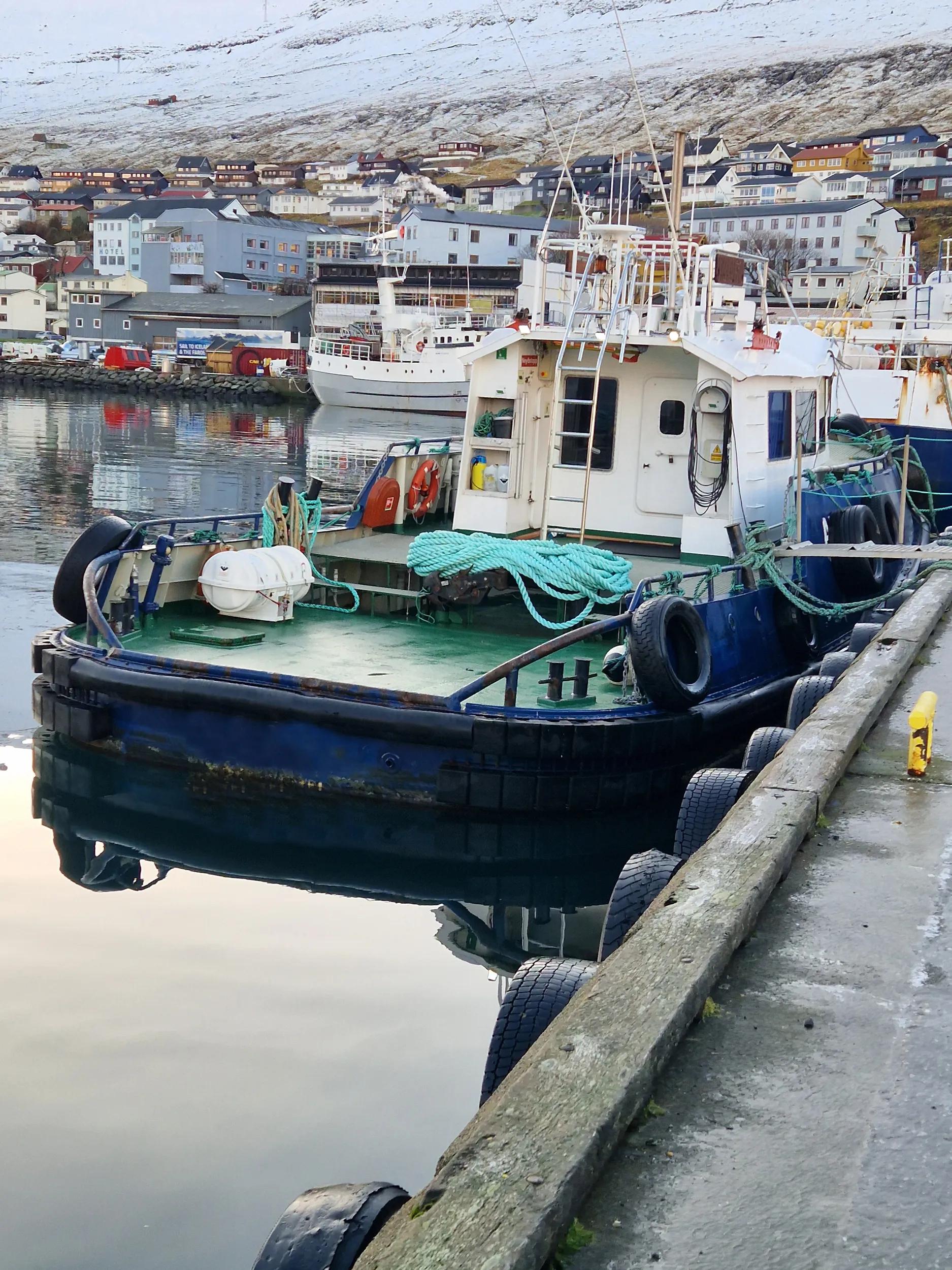 used tug with twin screw propulsion 07775 (2)