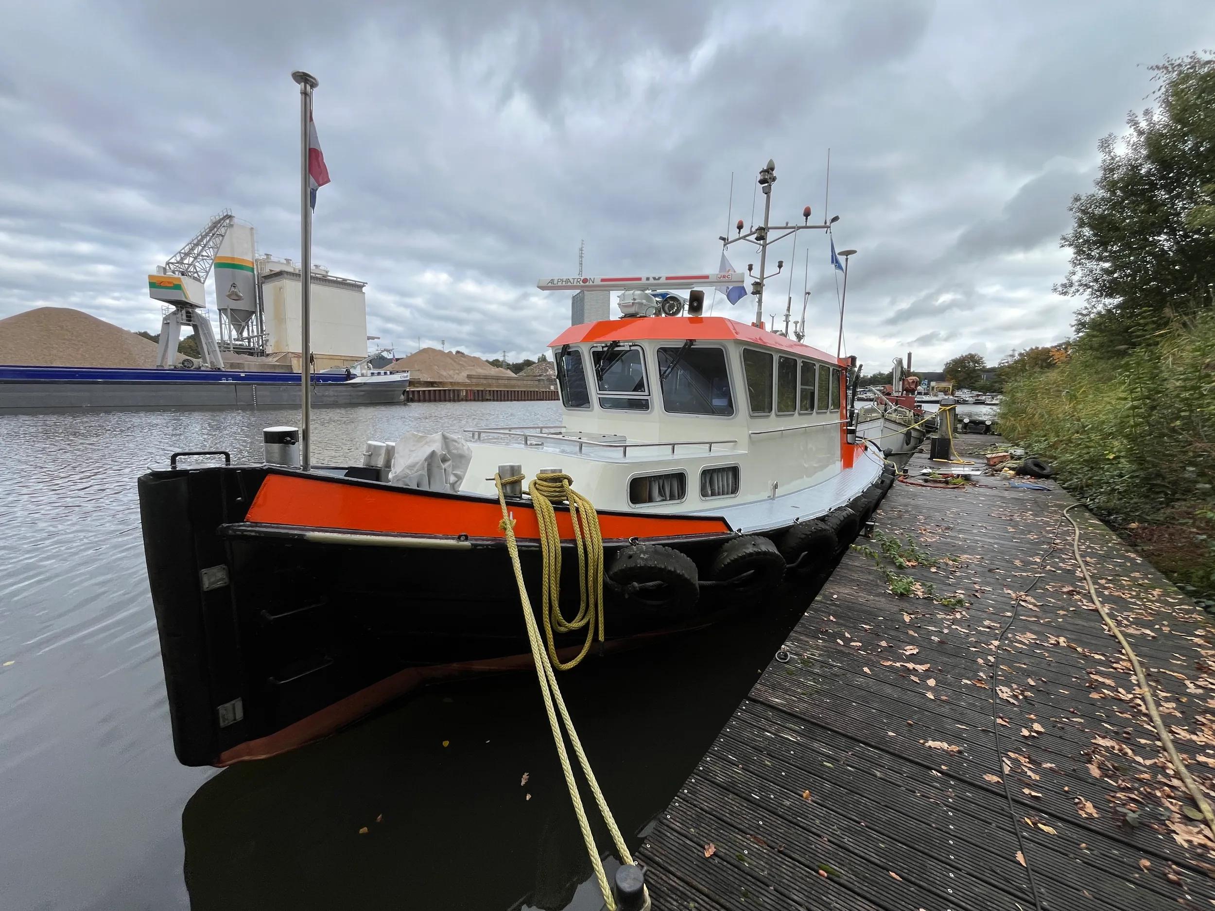 used tugboat 07833 (top)