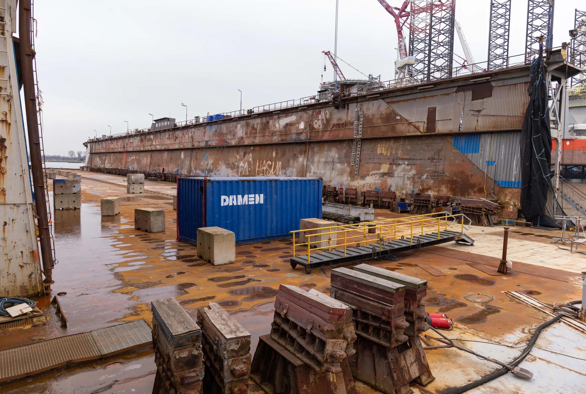 used floating dry dock 07769 (1)