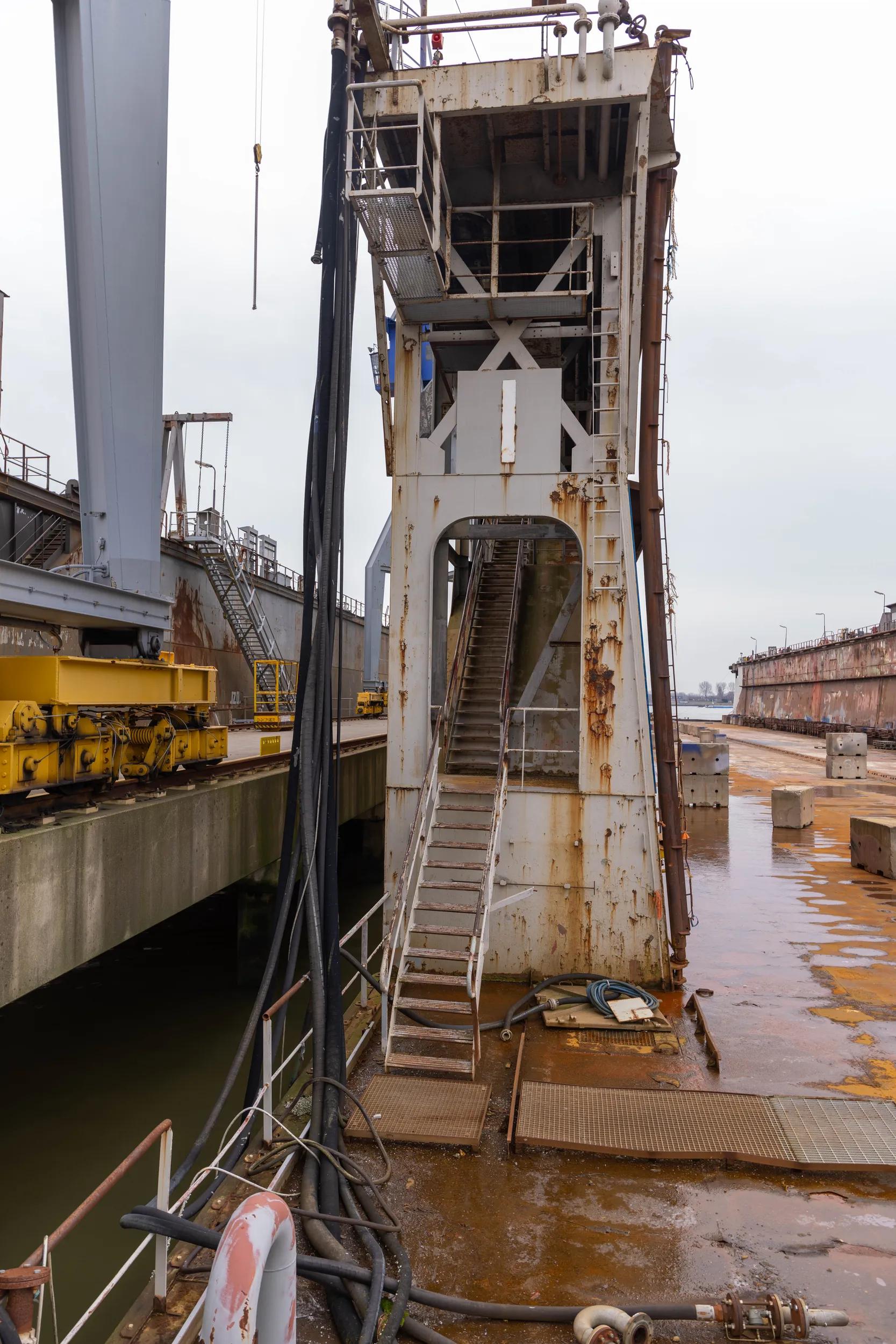 used floating dry dock 07769 (2)