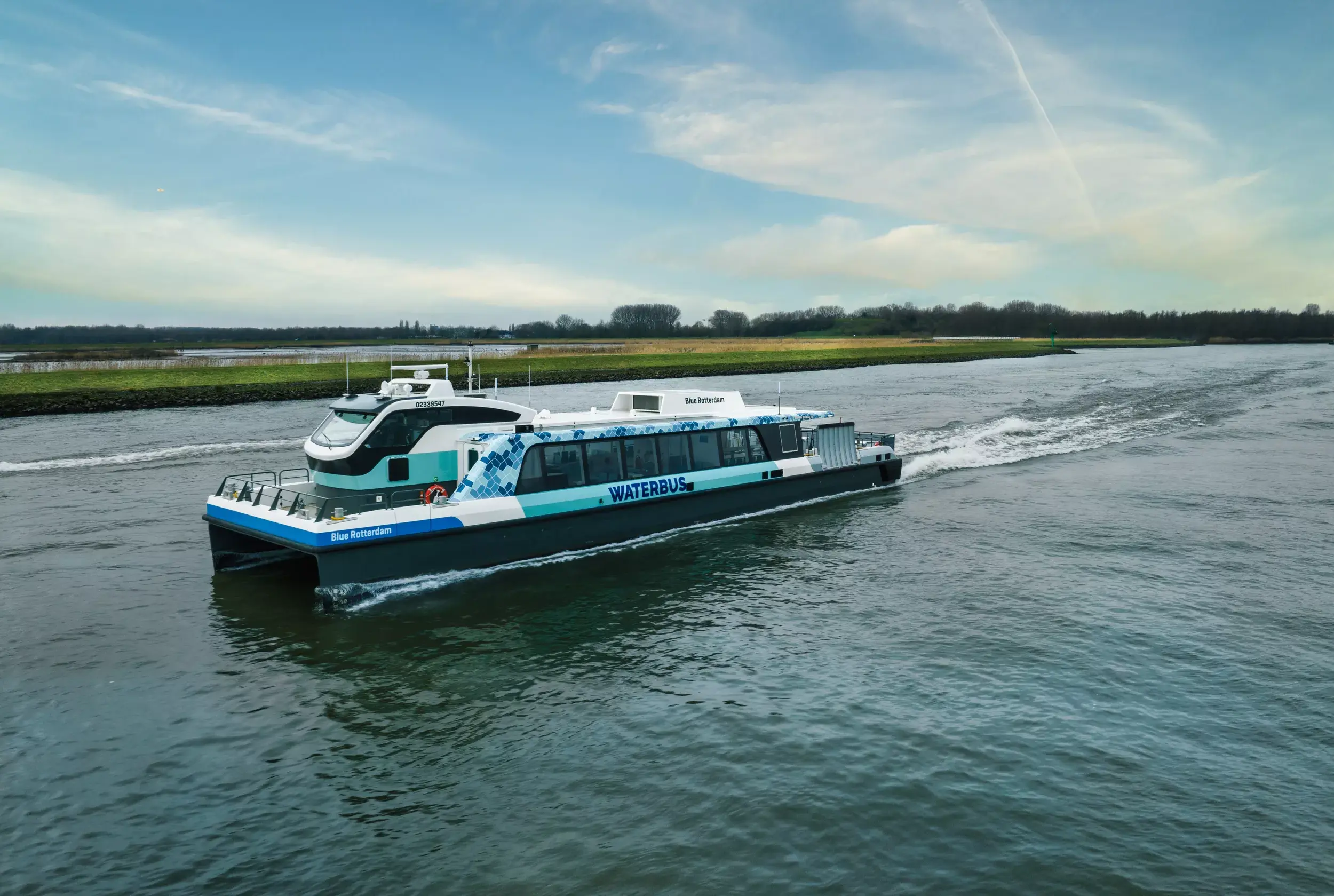 Hybrid Waterbus 2907 E3 - Sustainable public transport on blue highways (header)