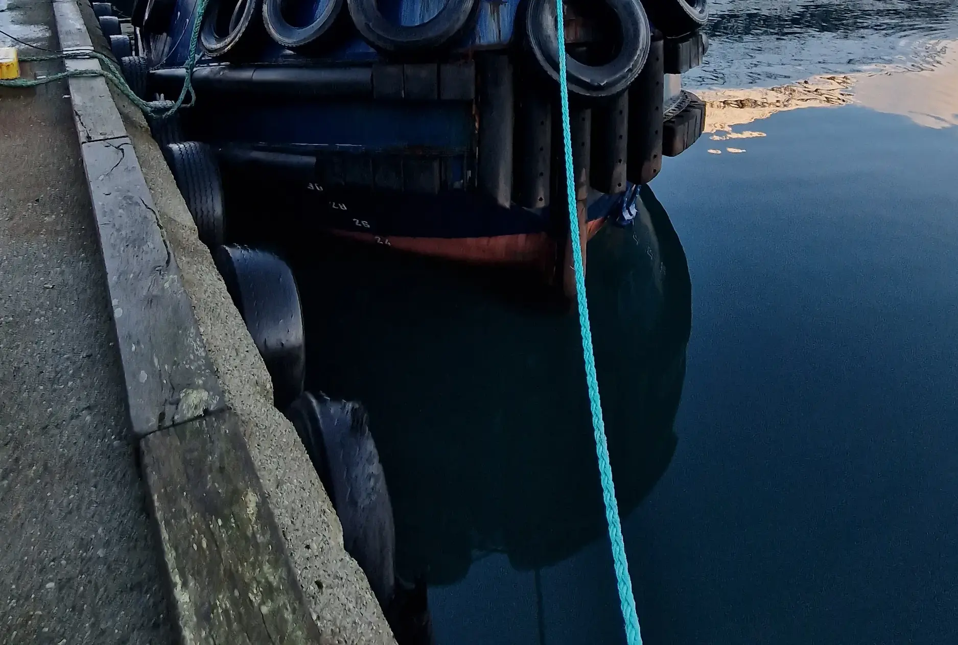 used tug with twin screw propulsion 07775 (1)