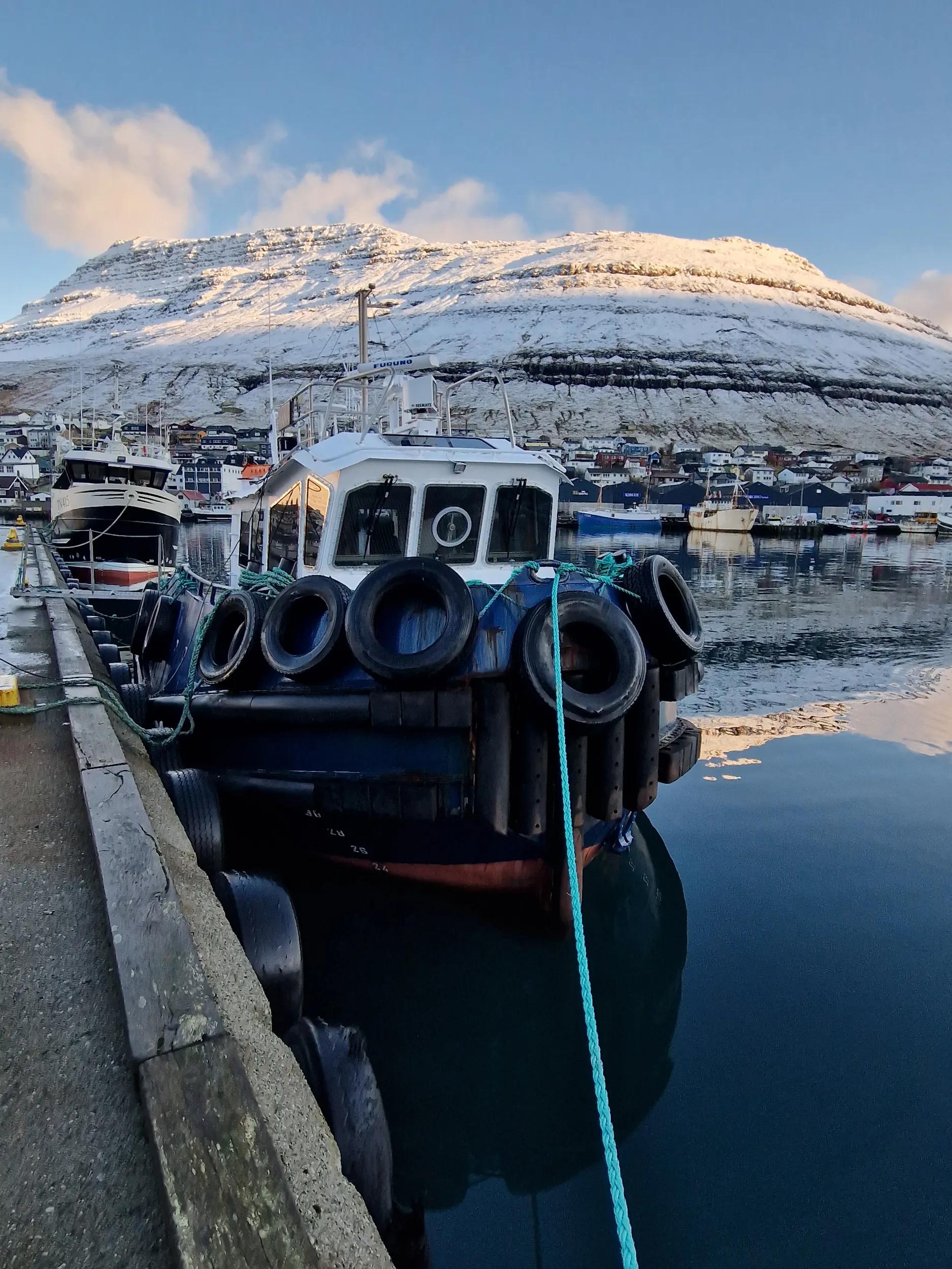 used tug with twin screw propulsion 07775 (1)